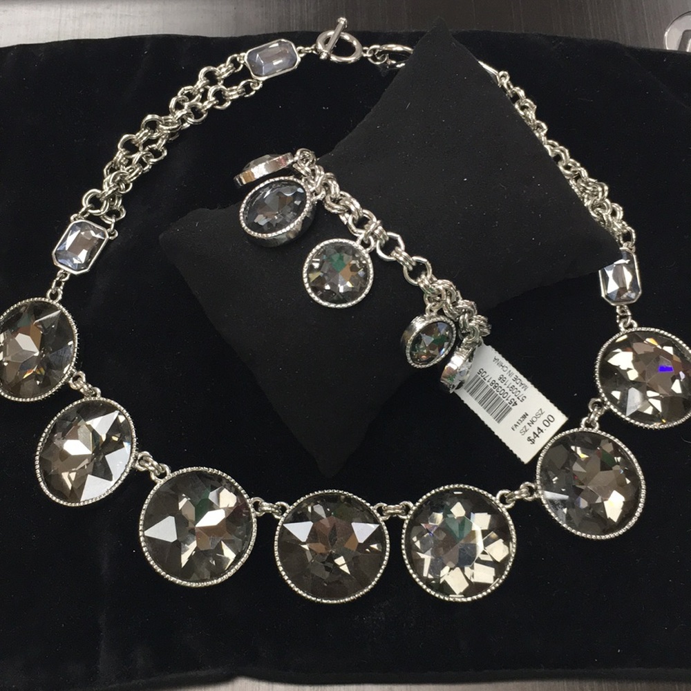 White House black market necklace & bracelet